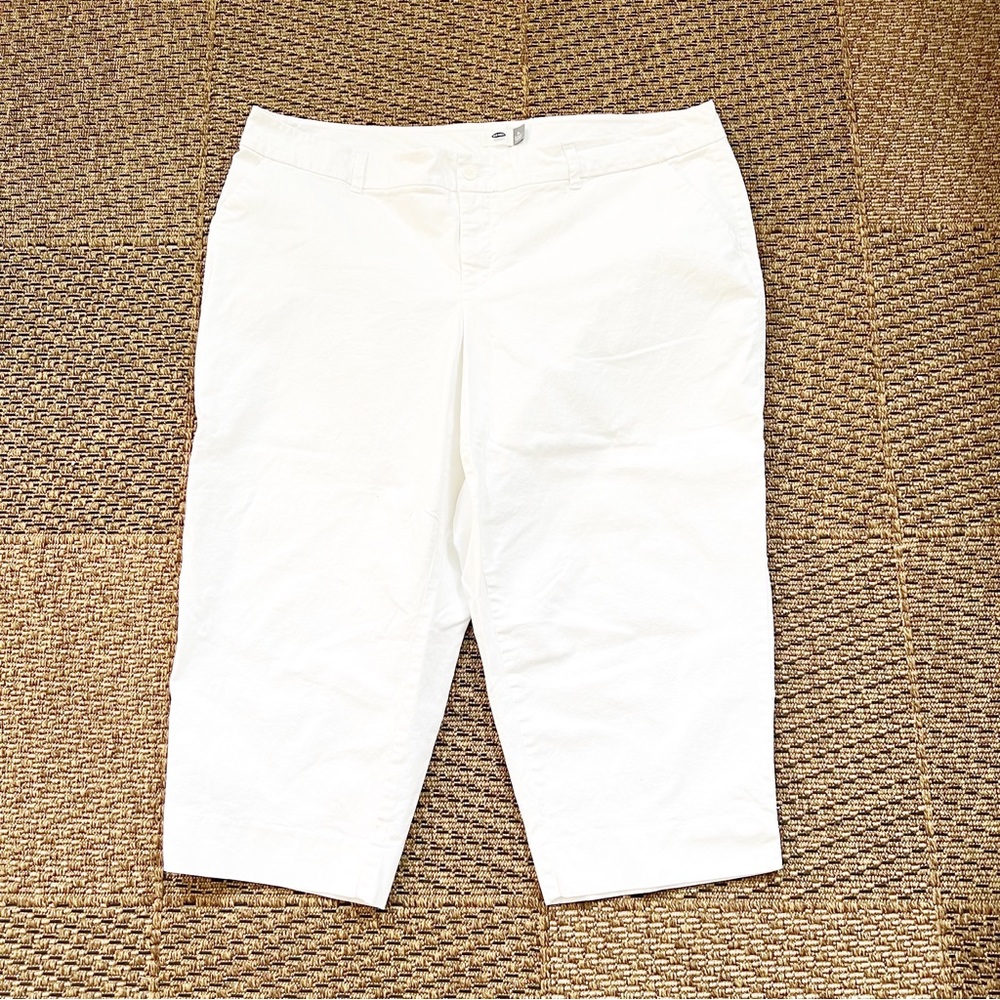 Old Navy Plus Size White Capri Pants-Size 24